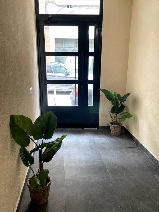 Cozy 2 Bedroom Apartment With Patio Madrid Buitenkant foto