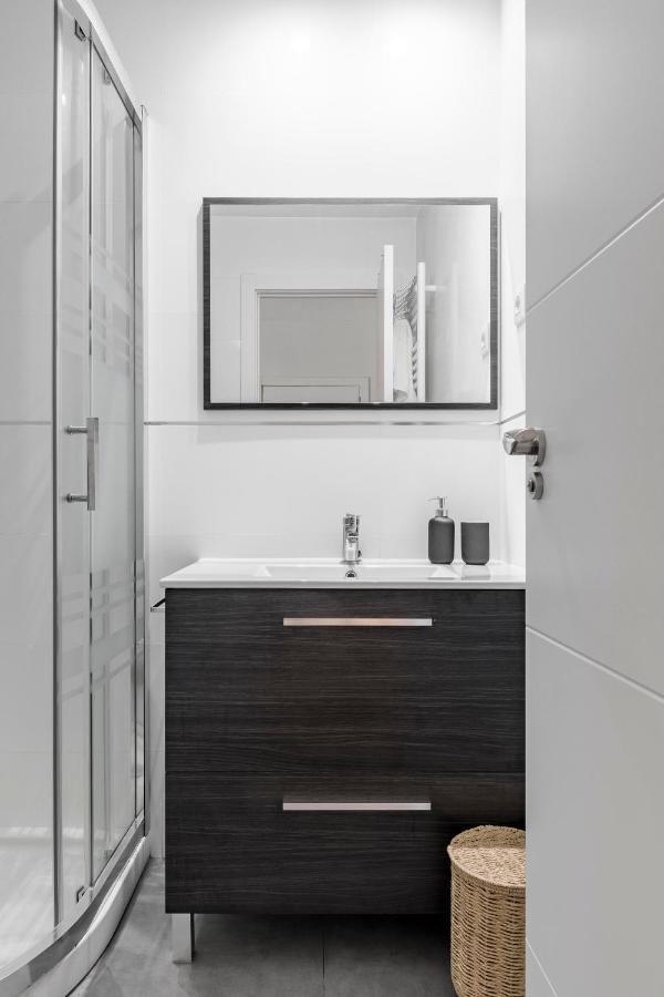 Cozy 2 Bedroom Apartment With Patio Madrid Buitenkant foto