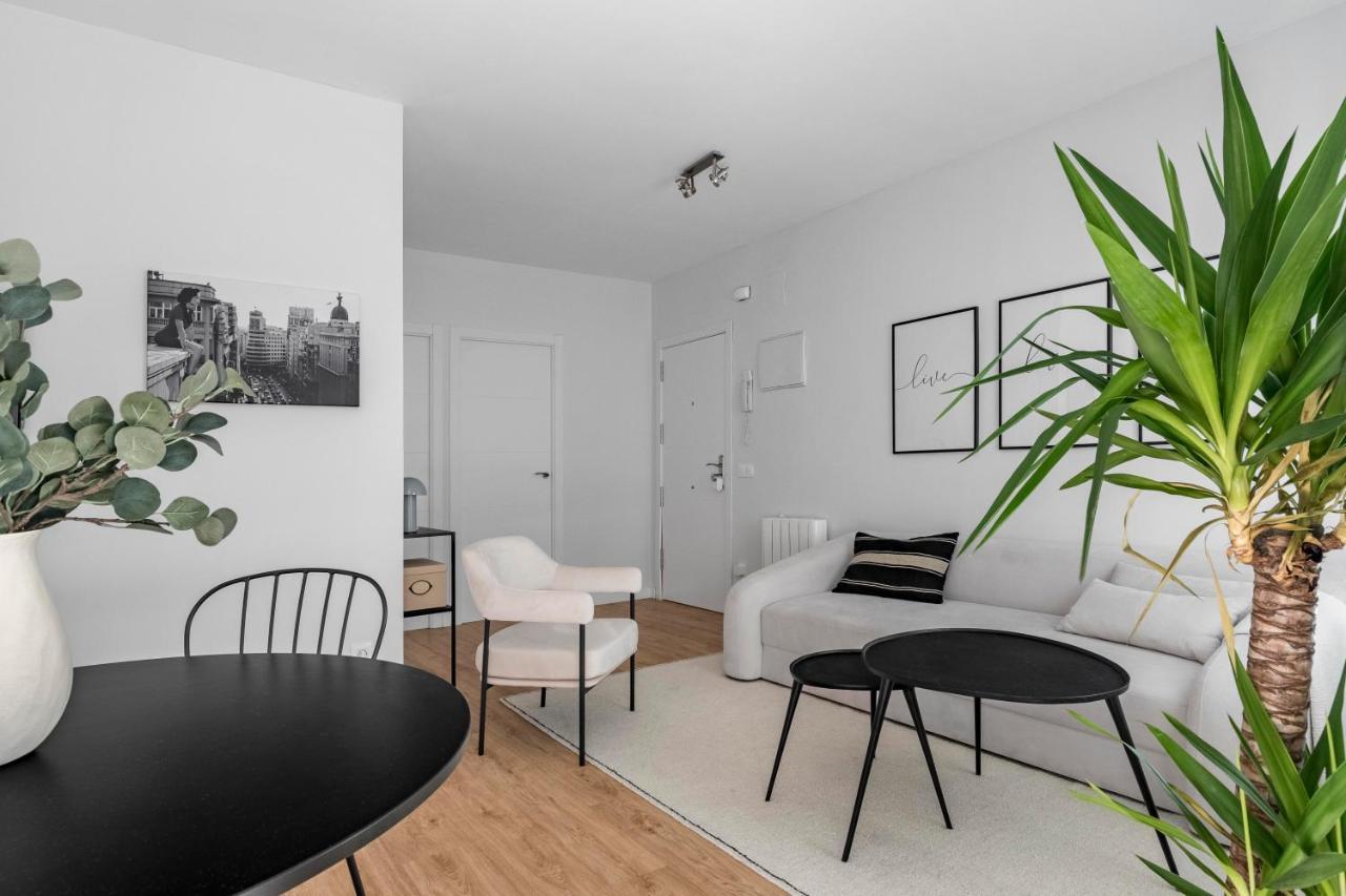 Cozy 2 Bedroom Apartment With Patio Madrid Buitenkant foto