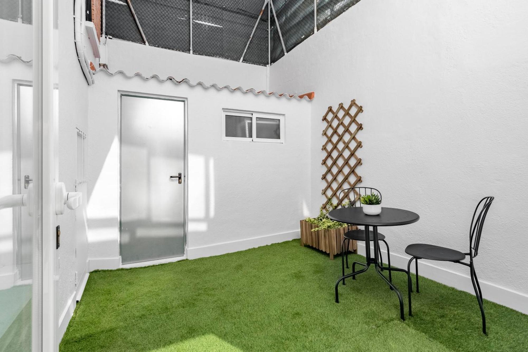 Cozy 2 Bedroom Apartment With Patio Madrid Buitenkant foto