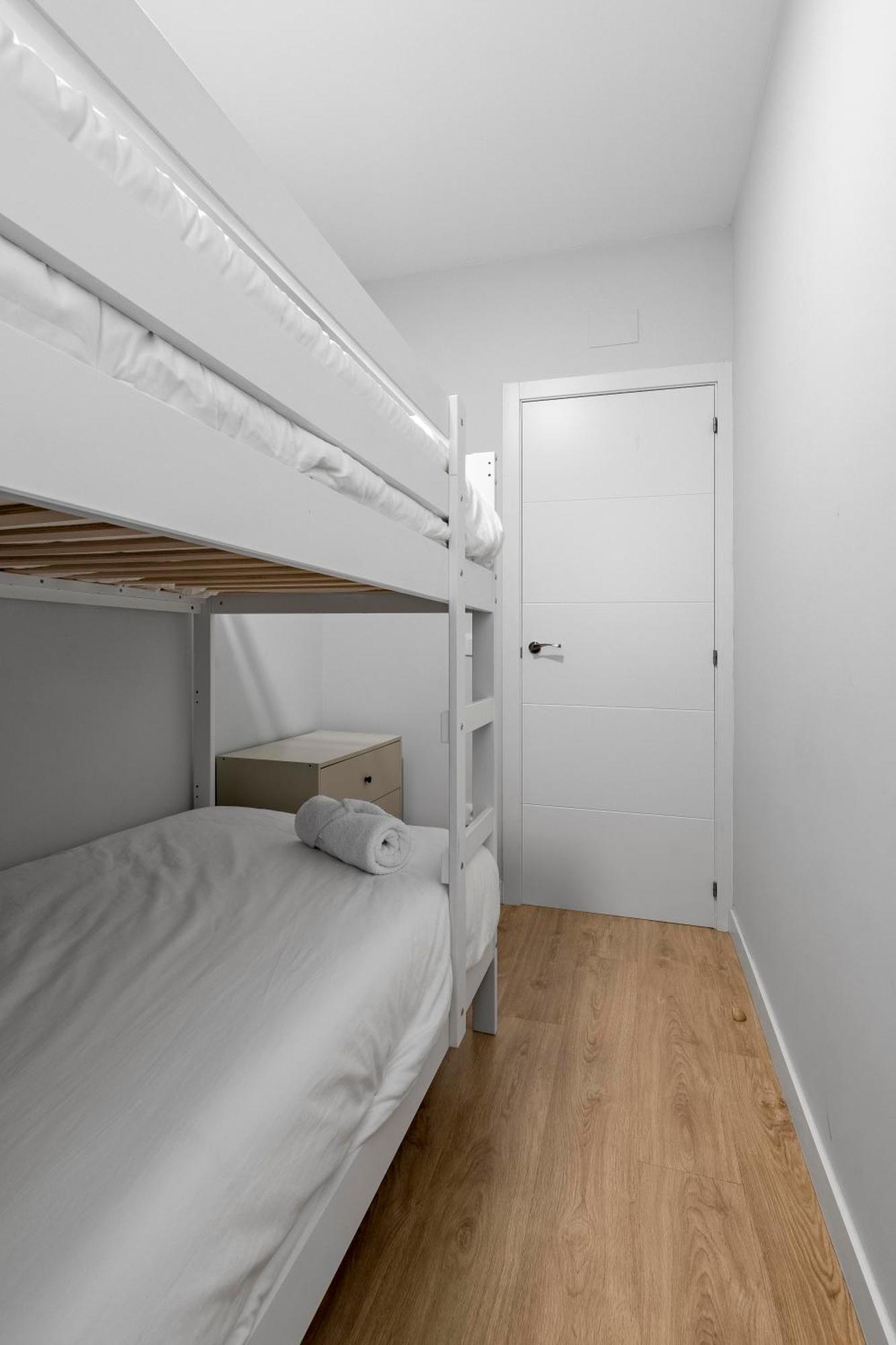 Cozy 2 Bedroom Apartment With Patio Madrid Buitenkant foto
